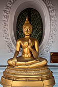 Thailand, Phra Pathom Chedi, the nation's largest pagoda in Nakorn Pathom. Buddha statue in niche of the outer courtyard. 